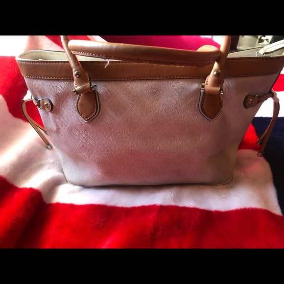 Guess purse - Picture 3 of 4